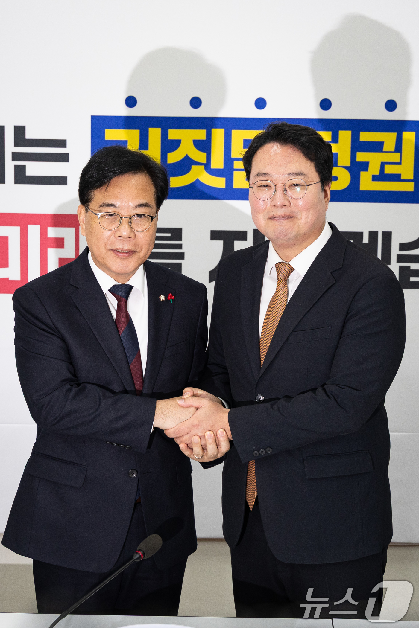 (서울=뉴스1) 유승관 기자 = 국민의힘 송언석, 개혁신당 천하람 원내대표가 17일 서울 여의도 국회에서 만나 기념 촬영을 하고 있다. 2025.12.17/뉴스1