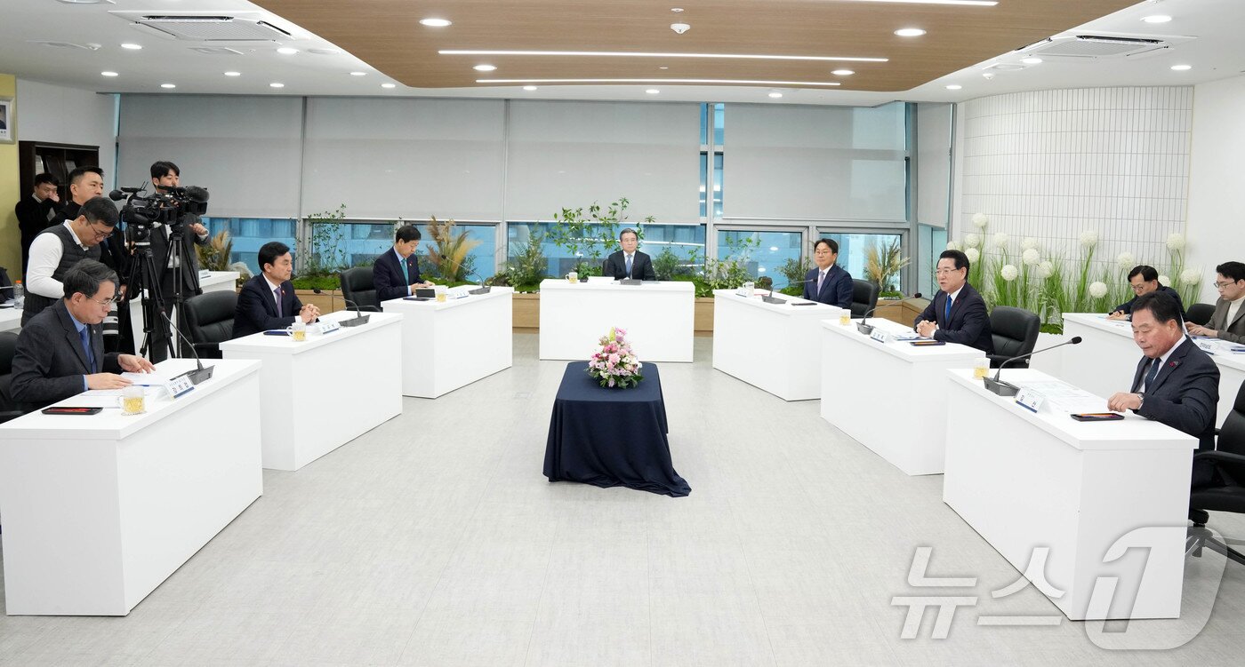 본문 이미지 - 김영록 전라남도지사가 17일 광주에서 열린 ‘광주 군 공항 이전 6자 협의체’회의에서 인사말을 하고 있다.(전남도 제공. 재판매 및 DB금지) 2025.12.17/뉴스1 ⓒ News1 전원 기자