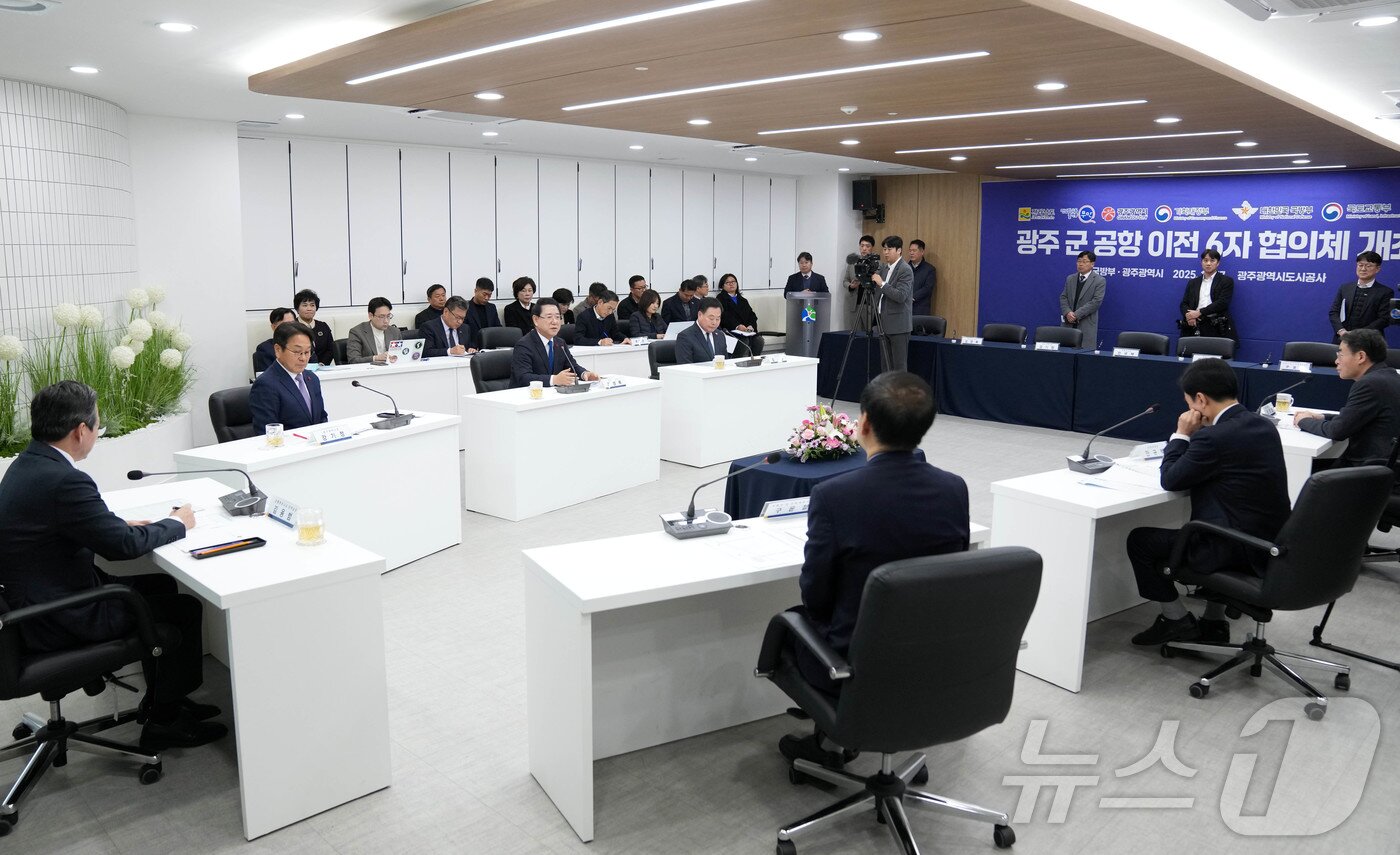 본문 이미지 - 김영록 전라남도지사가 17일 광주에서 열린 ‘광주 군 공항 이전 6자 협의체’회의에서 인사말을 하고 있다.(전남도 제공. 재판매 및 DB금지) 2025.12.17/뉴스1 ⓒ News1 전원 기자