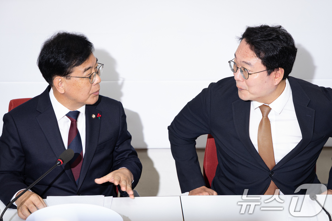(서울=뉴스1) 유승관 기자 = 국민의힘 송언석, 개혁신당 천하람 원내대표가 17일 서울 여의도 국회에서 만나 대화하고 있다. 2025.12.17/뉴스1