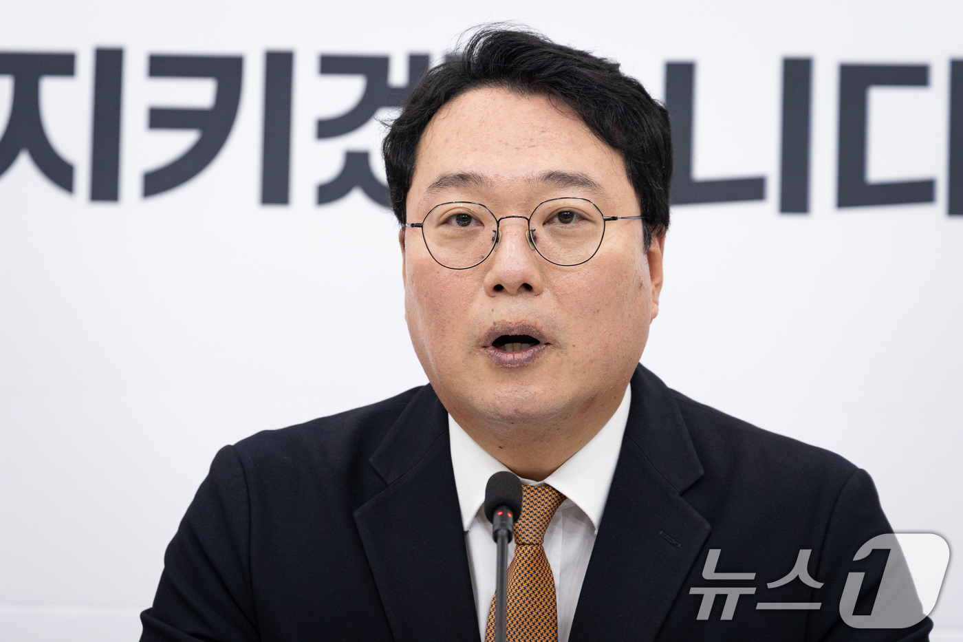 (서울=뉴스1) 유승관 기자 = 천하람 개혁신당 원내대표가 17일 서울 여의도 국회에서 열린 송언석 국민의힘 원내대표와의 회동에서 모두 발언을 하고 있다. 2025.12.17/뉴스 …