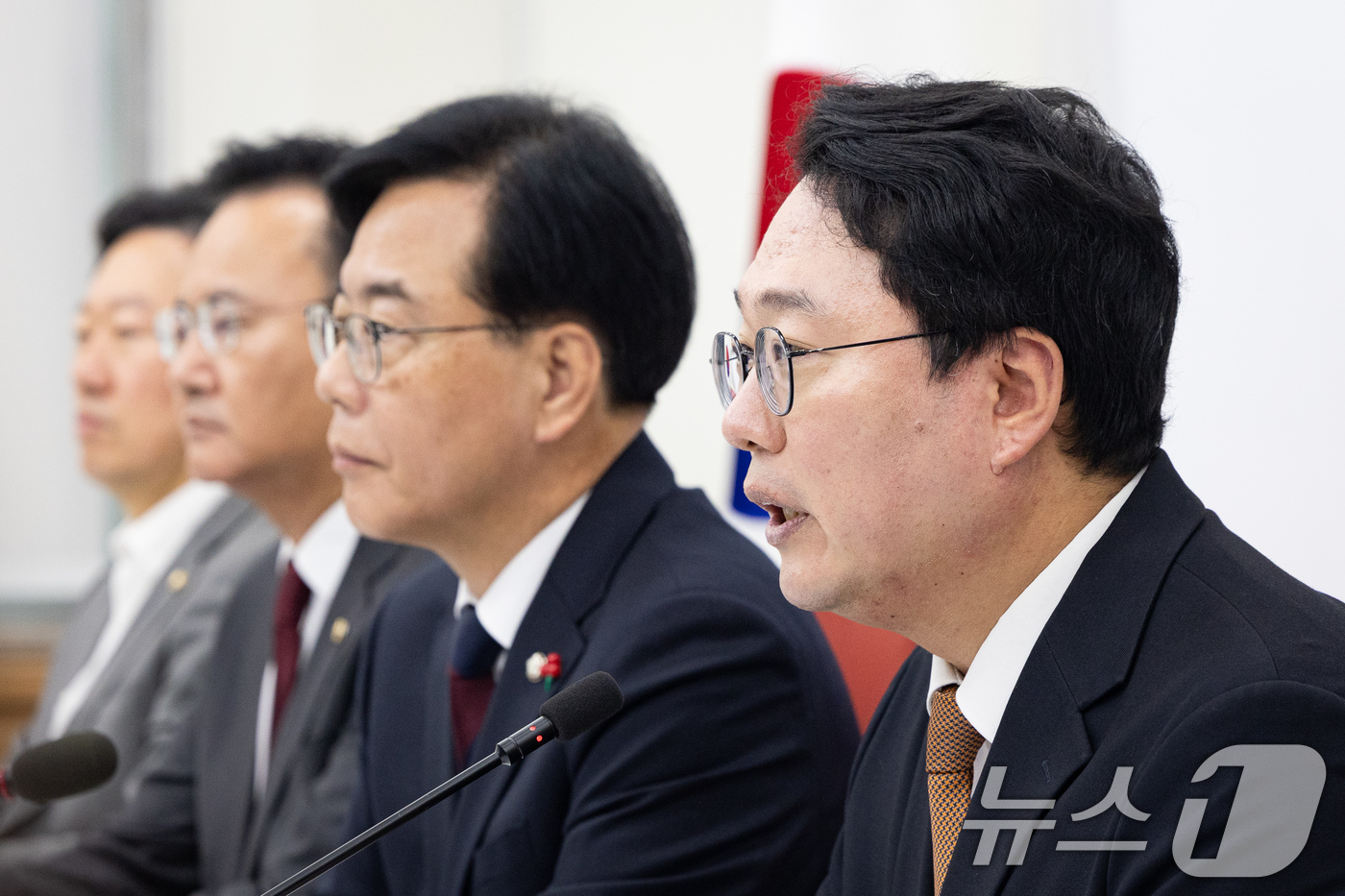 (서울=뉴스1) 유승관 기자 = 천하람 개혁신당 원내대표가 17일 서울 여의도 국회에서 열린 송언석 국민의힘 원내대표와의 회동에서 모두 발언을 하고 있다. 2025.12.17/뉴스 …