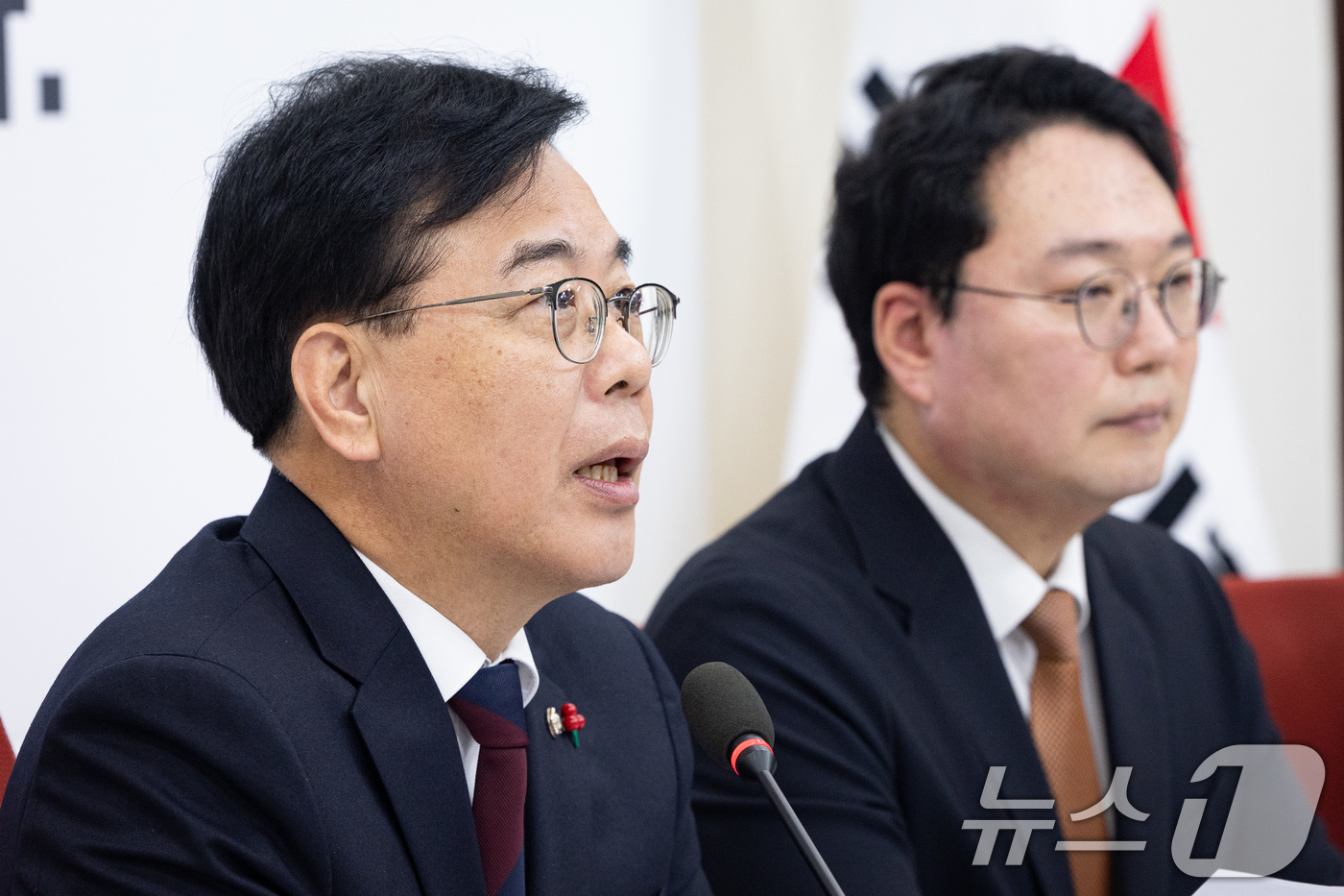 (서울=뉴스1) 유승관 기자 = 송언석 국민의힘 원내대표가 17일 서울 여의도 국회에서 열린 천하람 개혁신당 원내대표와의 회동에서 모두 발언을 하고 있다. 2025.12.17/뉴스 …