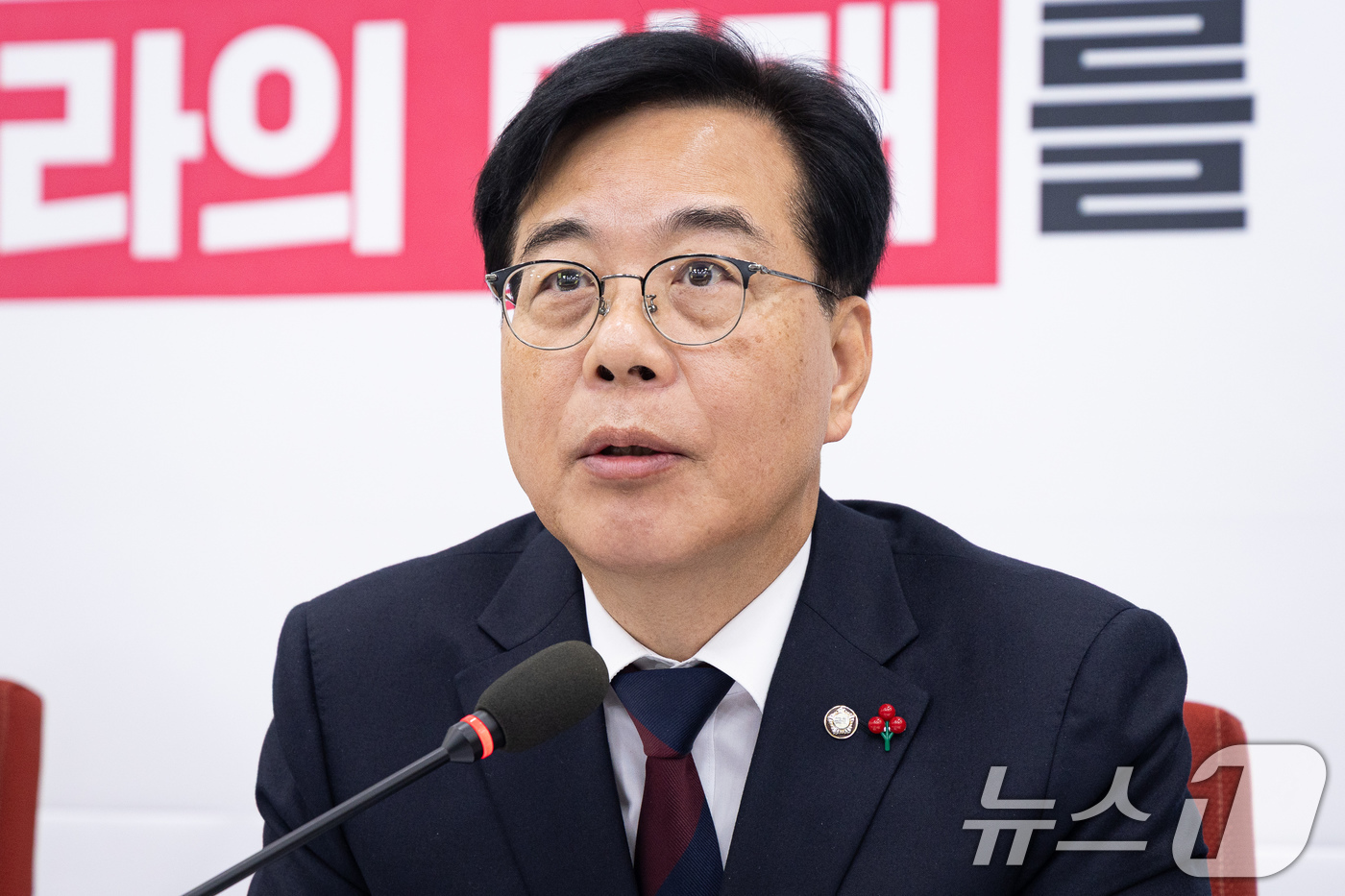 (서울=뉴스1) 유승관 기자 = 송언석 국민의힘 원내대표가 17일 서울 여의도 국회에서 열린 천하람 개혁신당 원내대표와의 회동에서 모두 발언을 하고 있다. 2025.12.17/뉴스 …