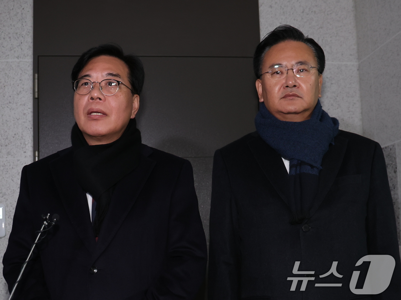 (서울=뉴스1) 장수영 기자 = 김건희특검이 '로저비비에 클러치백 수수 의혹'과 관련해 김기현 의원실과 자택에 대한 압수수색에 착수한 17일 오전 서울 여의도 국회의원회관에서 송언 …