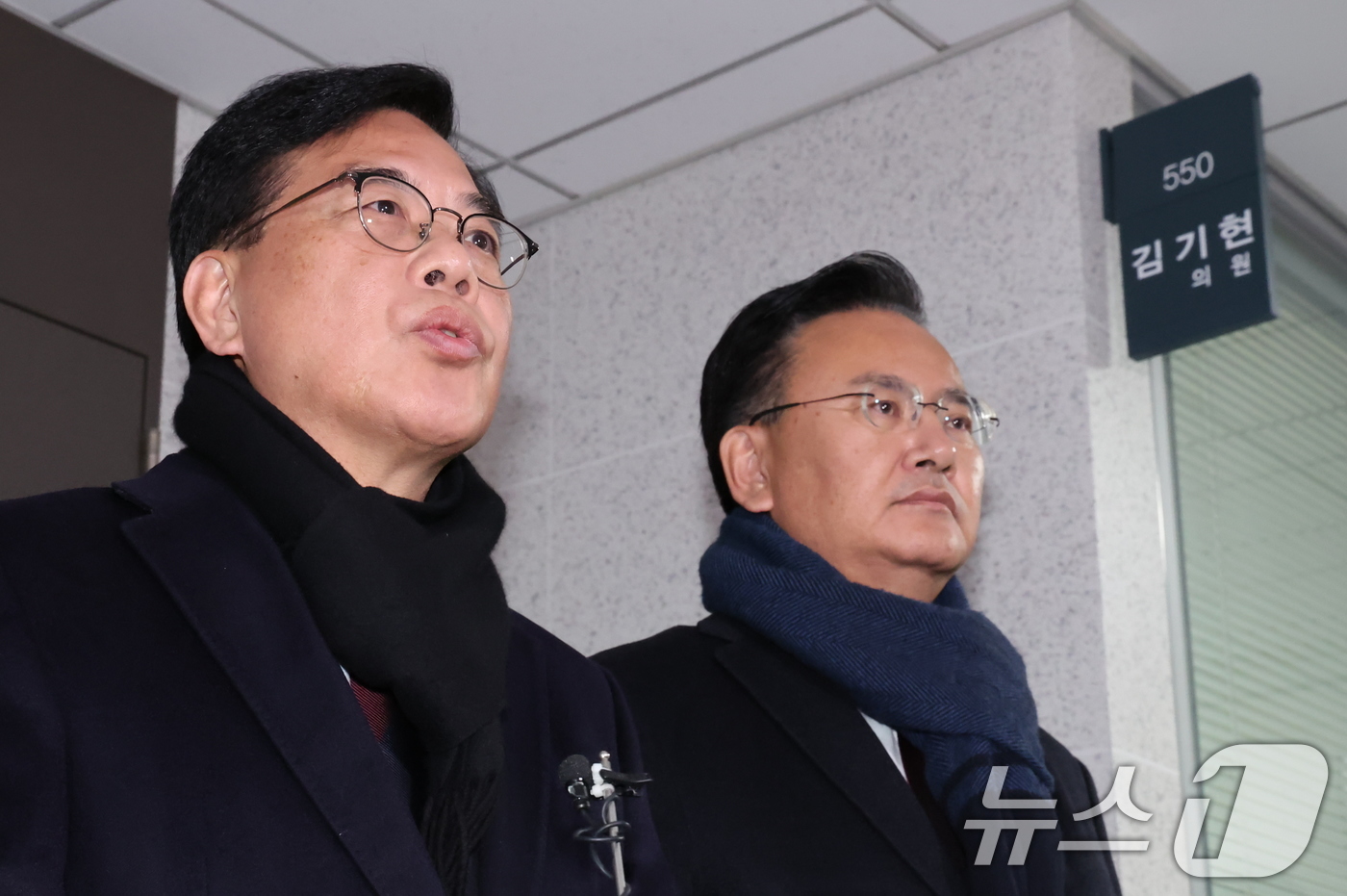 (서울=뉴스1) 장수영 기자 = 김건희특검이 '로저비비에 클러치백 수수 의혹'과 관련해 김기현 의원실과 자택에 대한 압수수색에 착수한 17일 오전 서울 여의도 국회의원회관에서 송언 …