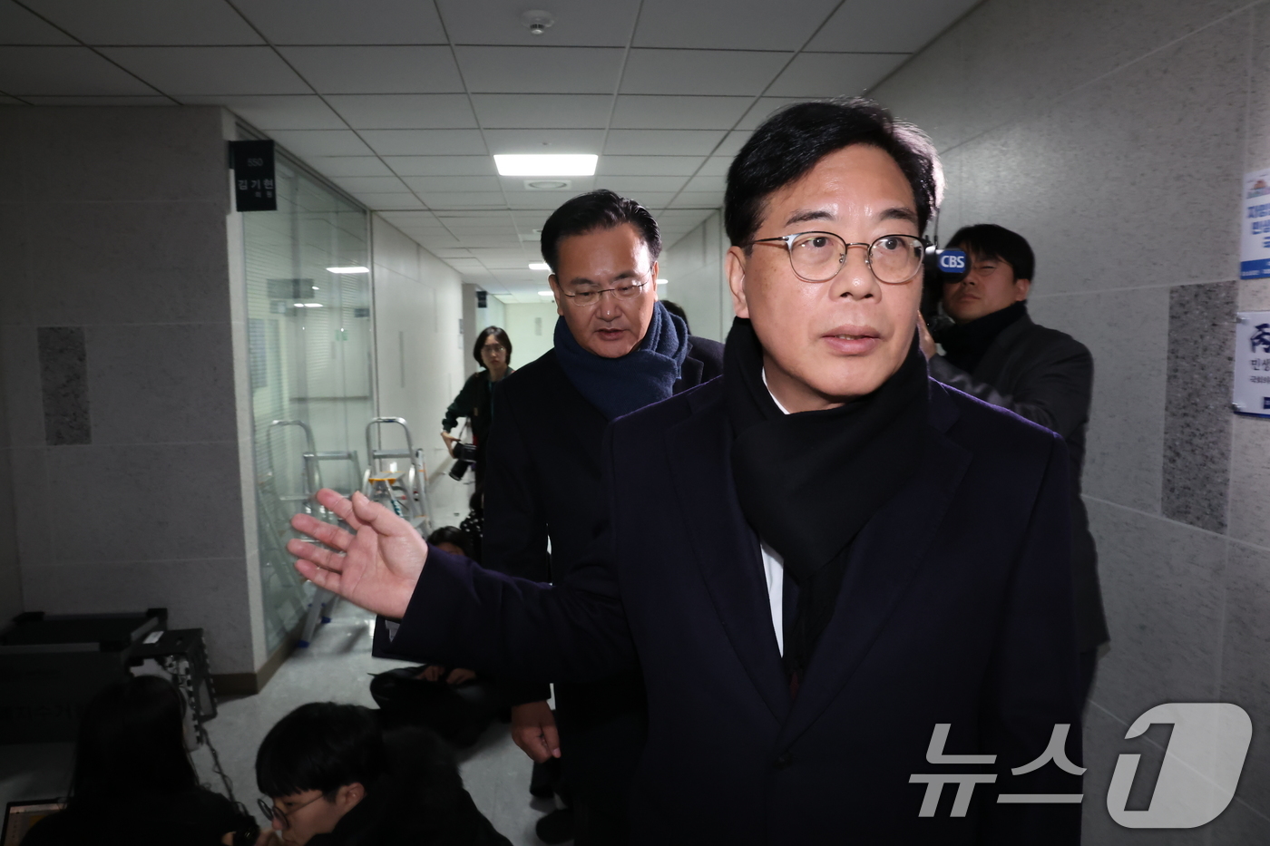 (서울=뉴스1) 장수영 기자 = 김건희특검이 '로저비비에 클러치백 수수 의혹'과 관련해 김기현 의원실과 자택에 대한 압수수색에 착수한 17일 오전 서울 여의도 국회의원회관에서 송언 …