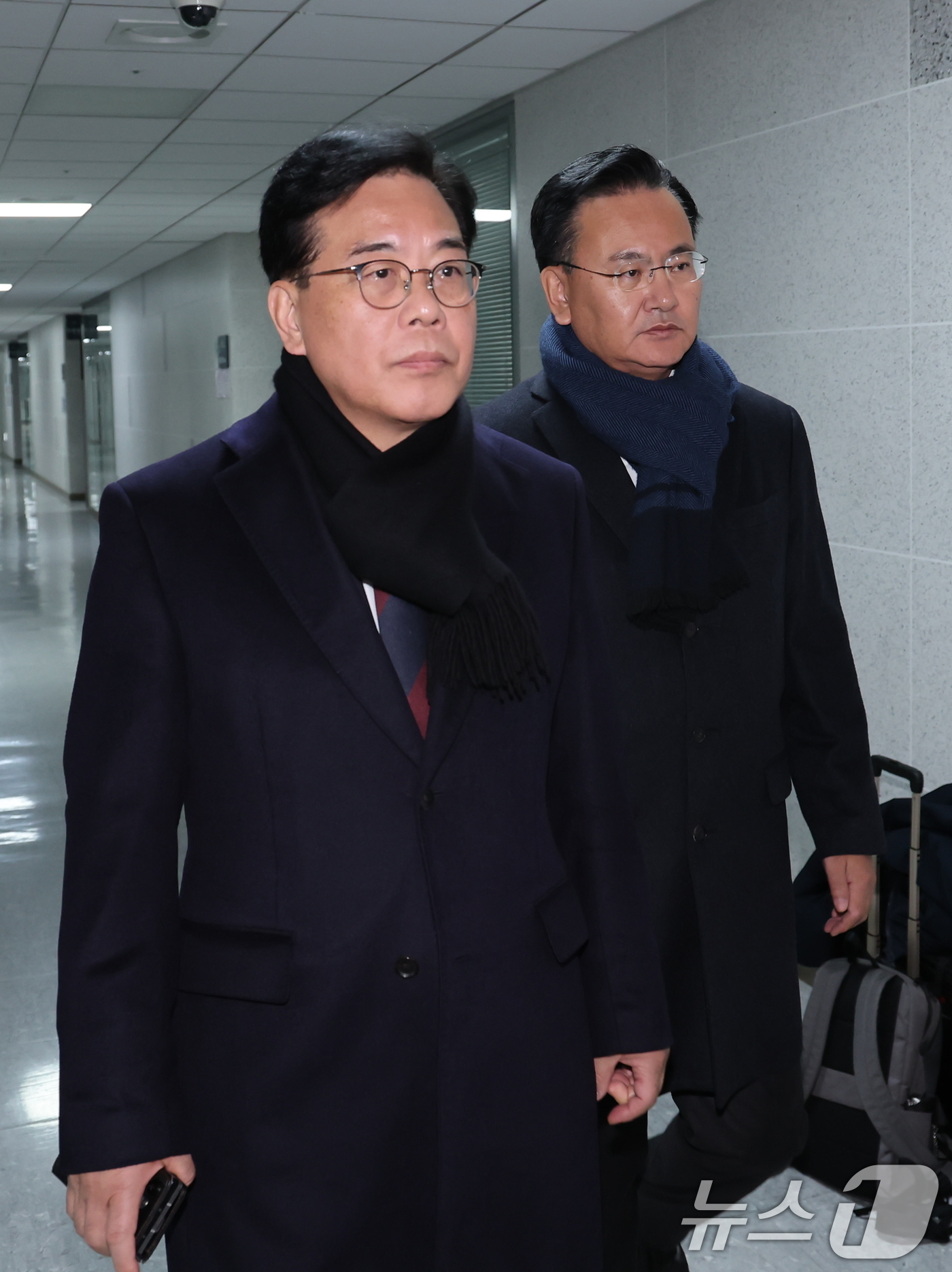 (서울=뉴스1) 장수영 기자 = 김건희특검이 '로저비비에 클러치백 수수 의혹'과 관련해 김기현 의원실과 자택에 대한 압수수색에 착수한 17일 오전 서울 여의도 국회의원회관에서 송언 …