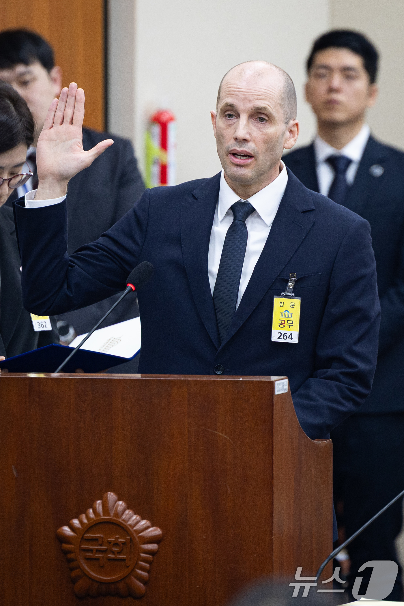 (서울=뉴스1) 유승관 기자 = 해롤드 로저스 쿠팡 임시 대표가 17일 서울 여의도 국회 과학기술정보방송통신위원회에서 열린 쿠팡 개인정보 유출 사고 관련 청문회에서 증인 선서를 하 …