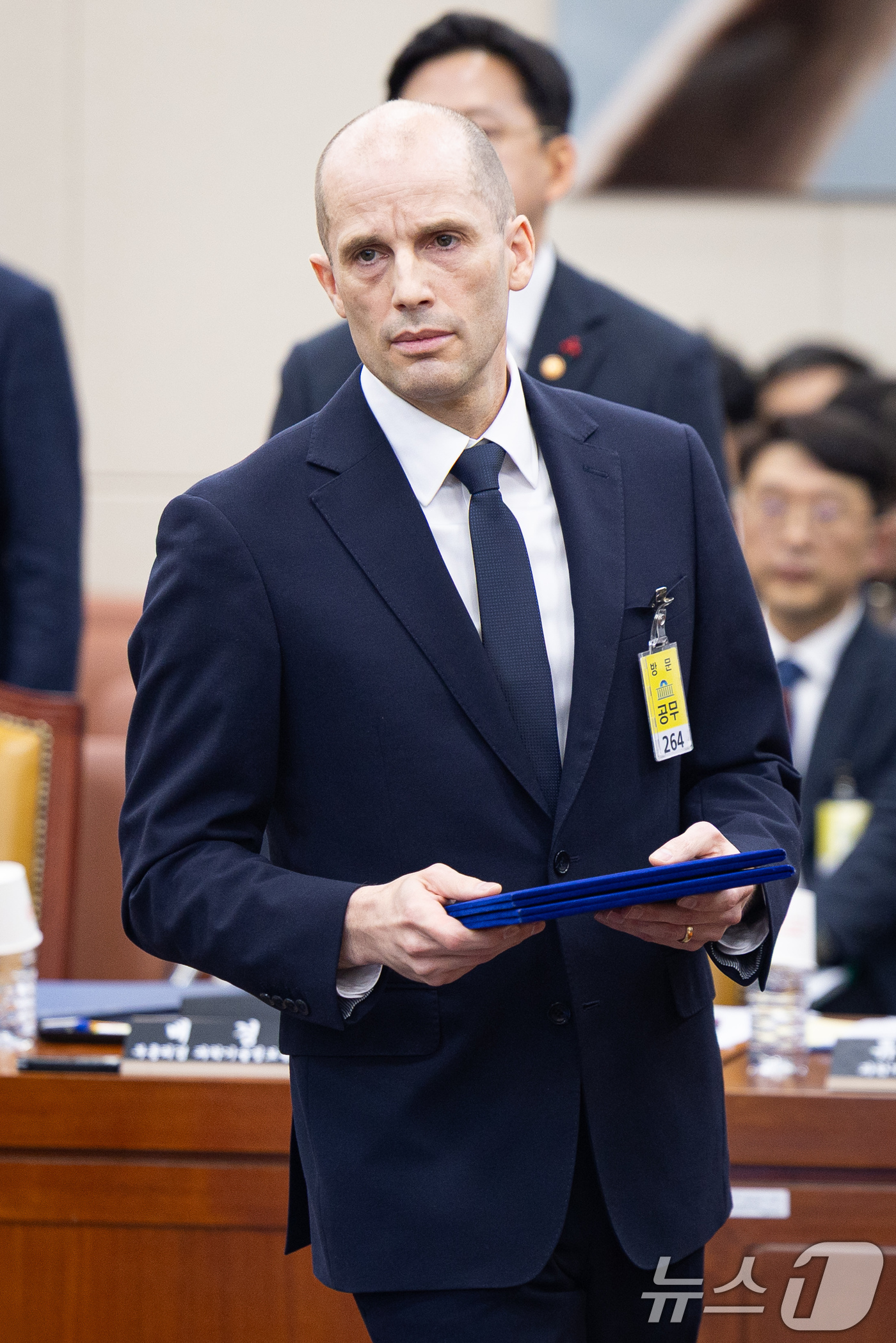 (서울=뉴스1) 유승관 기자 = 해롤드 로저스 쿠팡 임시 대표가 17일 서울 여의도 국회 과학기술정보방송통신위원회에서 열린 쿠팡 개인정보 유출 사고 관련 청문회에서 증인 선서를 마 …