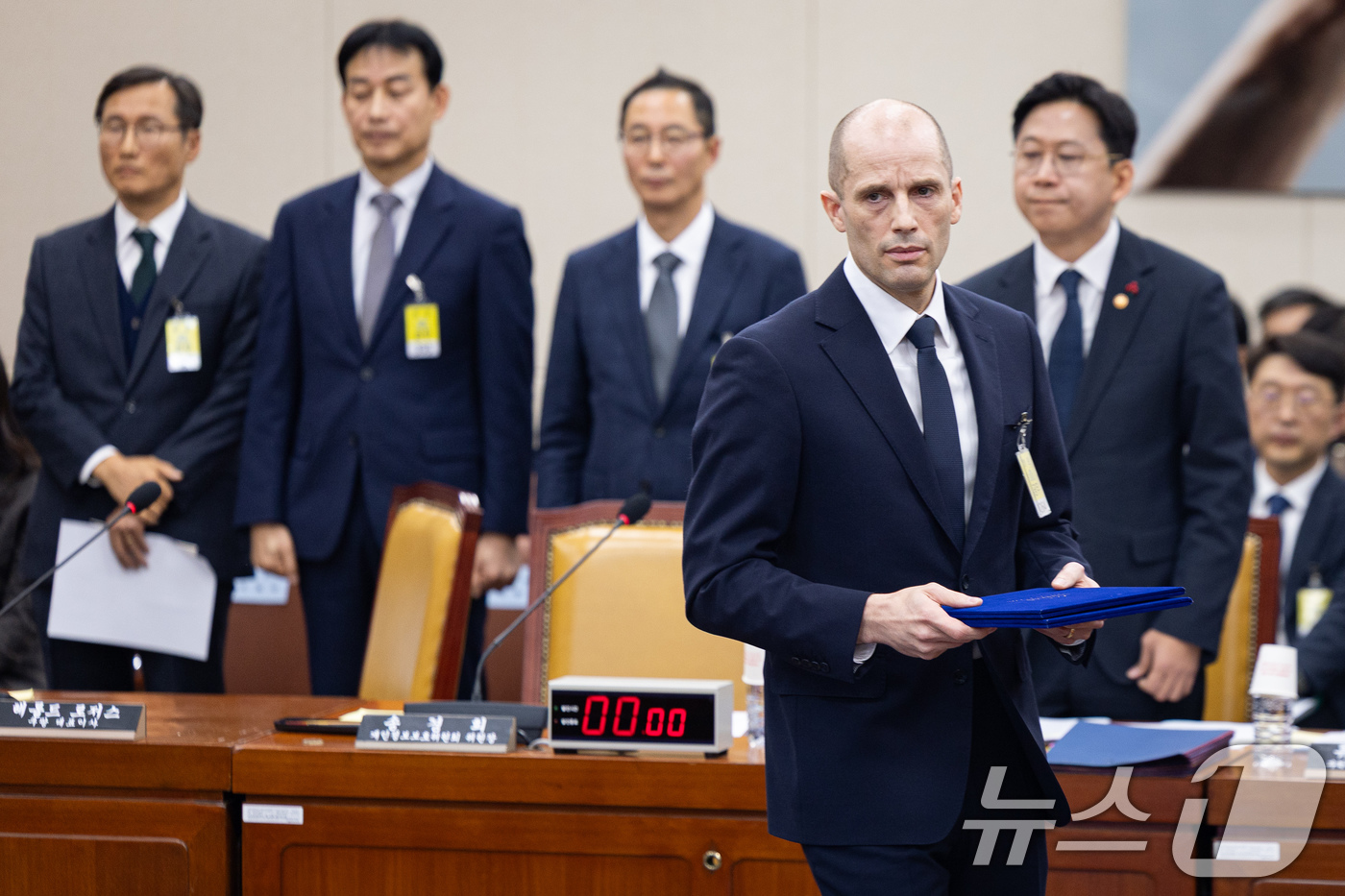 (서울=뉴스1) 유승관 기자 = 해롤드 로저스 쿠팡 임시 대표가 17일 서울 여의도 국회 과학기술정보방송통신위원회에서 열린 쿠팡 개인정보 유출 사고 관련 청문회에서 증인 선서를 마 …