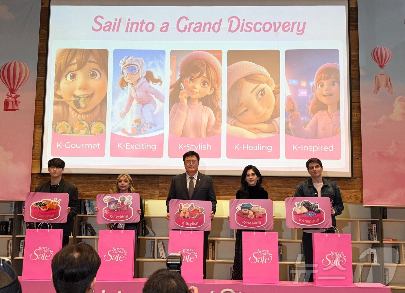 본문 이미지 - 17일 오전 서울 명동 '커뮤니티하우스 마실'에서 열린 '2026 코리아그랜드세일' 개막식에 참석한 김대현 문화체육관광부 제2차관(왼쪽에서 세번째)과 이부진 한국방문의해위원회 위원장 ⓒ News1 윤슬빈 관광전문기자