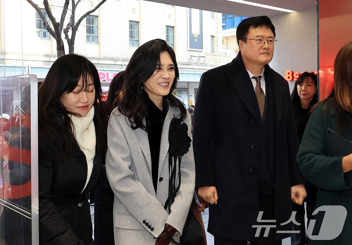 (서울=뉴스1) 이호윤 기자 = 이부진 호텔신라 사장과 김대현 문화체육관광부 제2차관이 2026코리아그랜드세일 현장점검을 위해 17일 서울 중구 명동 에잇세컨즈 명동점을 방문하고 …