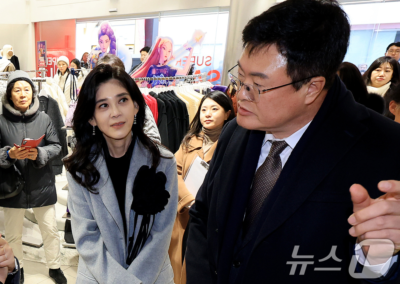 (서울=뉴스1) 이호윤 기자 = 이부진 호텔신라 사장과 김대현 문화체육관광부 제2차관이 17일 서울 중구 명동 에잇세컨즈 명동점을 방문해 2026코리아그랜드세일 현장점검을 하고 있 …