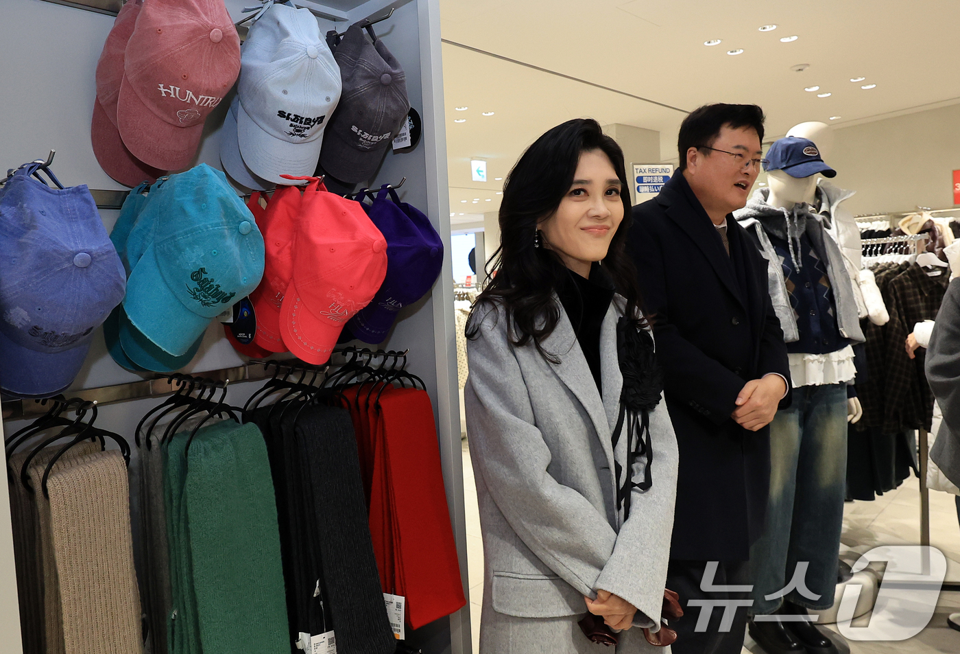 (서울=뉴스1) 이호윤 기자 = 이부진 호텔신라 사장과 김대현 문화체육관광부 제2차관이 17일 서울 중구 명동 에잇세컨즈 명동점을 방문해 2026코리아그랜드세일 현장점검을 하고 있 …