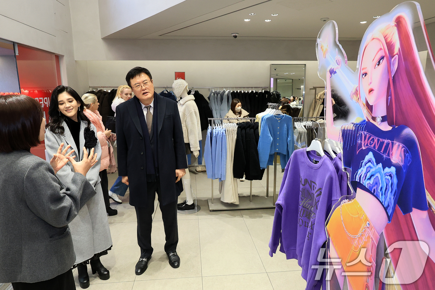 (서울=뉴스1) 이호윤 기자 = 이부진 호텔신라 사장과 김대현 문화체육관광부 제2차관이 17일 서울 중구 명동 에잇세컨즈 명동점을 방문해 2026코리아그랜드세일 현장점검을 하고 있 …