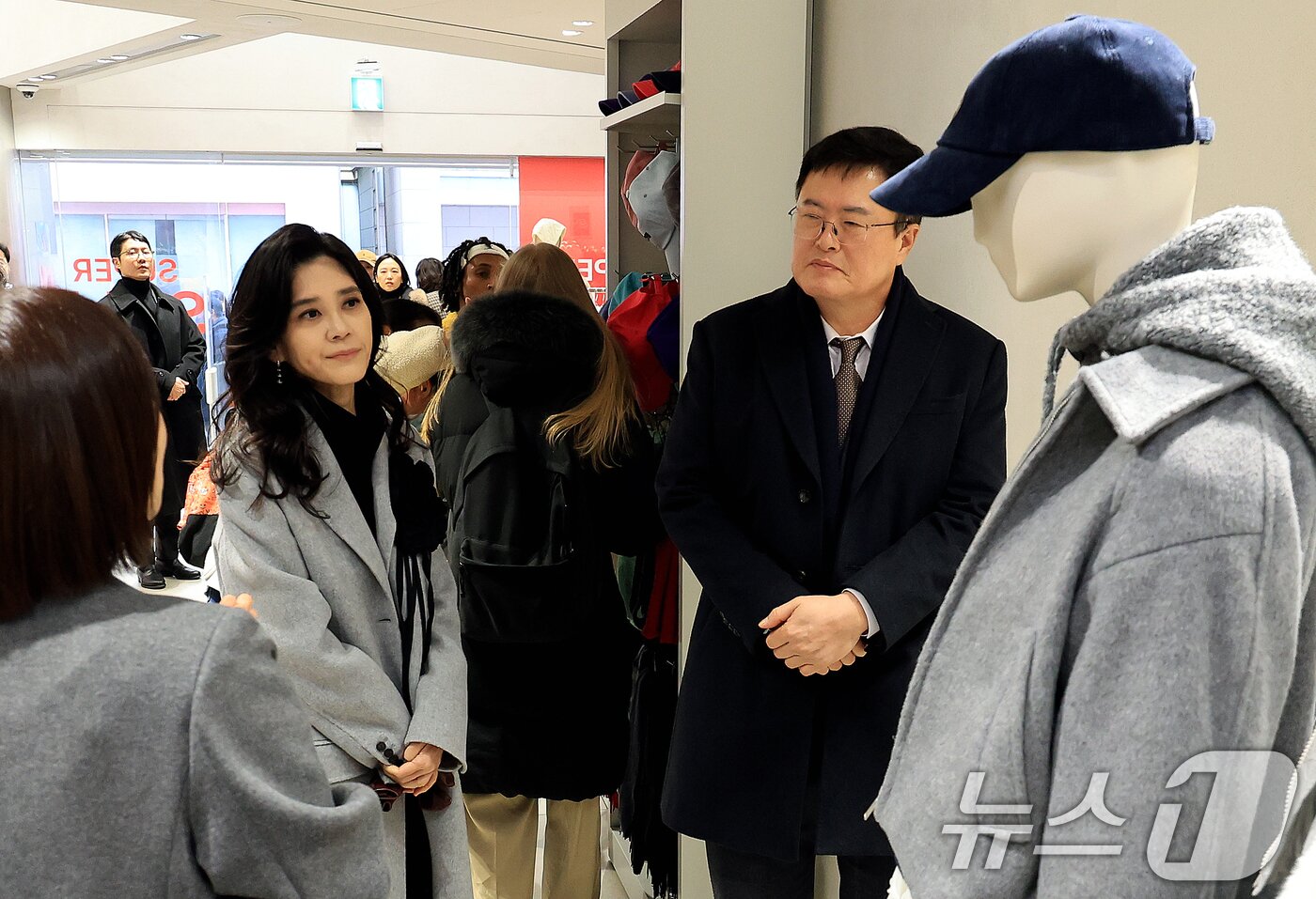 본문 이미지 - 이부진 호텔신라 사장과 김대현 문화체육관광부 제2차관이 17일 서울 중구 명동 에잇세컨즈 명동점을 방문해 2026코리아그랜드세일 현장점검을 하고 있다. 코리아그랜드세일은 항공·숙박·쇼핑·식음·체험·편의 서비스 등 다양한 분야의 민간 참여를 바탕으로 2011년부터 이어져 온 한국의 대표 쇼핑관광축제이며 이번에는 개최 시기를 예년보다 앞당겨 12월에 시작한다. 행사 기간도 기존 45일에서 68일로 늘려 더 많은 외국인 관광객이 축제를 즐길 수 있게 한다. ⓒ News1 이호윤 기자