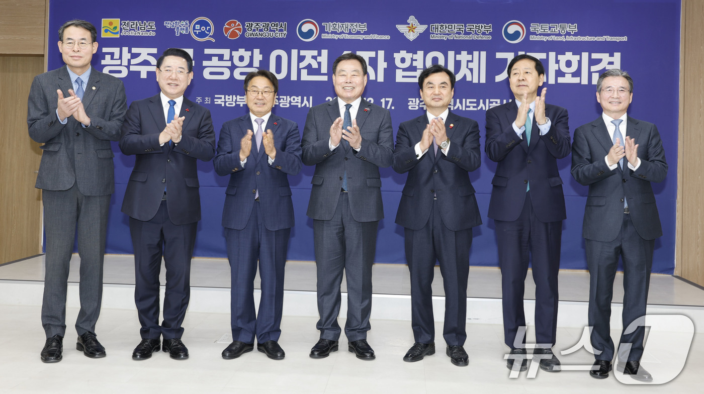 (광주=뉴스1) 김태성 기자 = 17일 오전 광주 서구 광주도시공사에서 열린 광주군공항이전 6자협의체회의를 마치고 참석자들이 손을 맞잡고 기념사진을 촬영하고 있다. 왼쪽부터 강희업 …