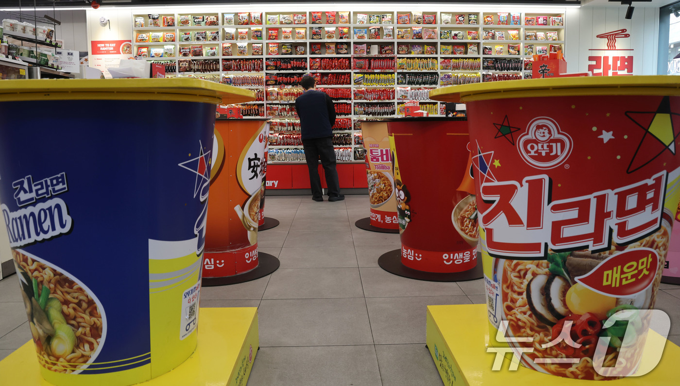(서울=뉴스1) 이광호 기자 = 17일 서울 마포구 CU홍대상상점 라면 라이브러리에서 한 직원이 라면 매대를 정리하고 있다.이날 관세청에 따르면 2025년 1월~11월 누적 라면 …