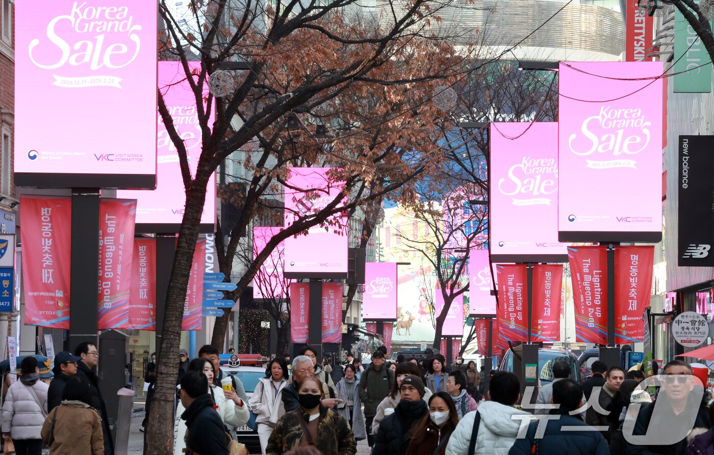 본문 이미지 - 2026 코리아그랜드세일이 시작된 17일 서울 중구 명동 거리가 관광객들로 북적이고 있다. 코리아그랜드세일은 항공·숙박·쇼핑·식음·체험·편의 서비스 등 다양한 분야의 민간 참여를 바탕으로 2011년부터 이어져 온 한국의 대표 쇼핑관광축제이며 이번에는 개최 시기를 예년보다 앞당겨 12월에 시작한다. 행사 기간도 기존 45일에서 68일로 늘려 더 많은 외국인 관광객이 축제를 즐길 수 있게 한다. ⓒ News1 이호윤 기자