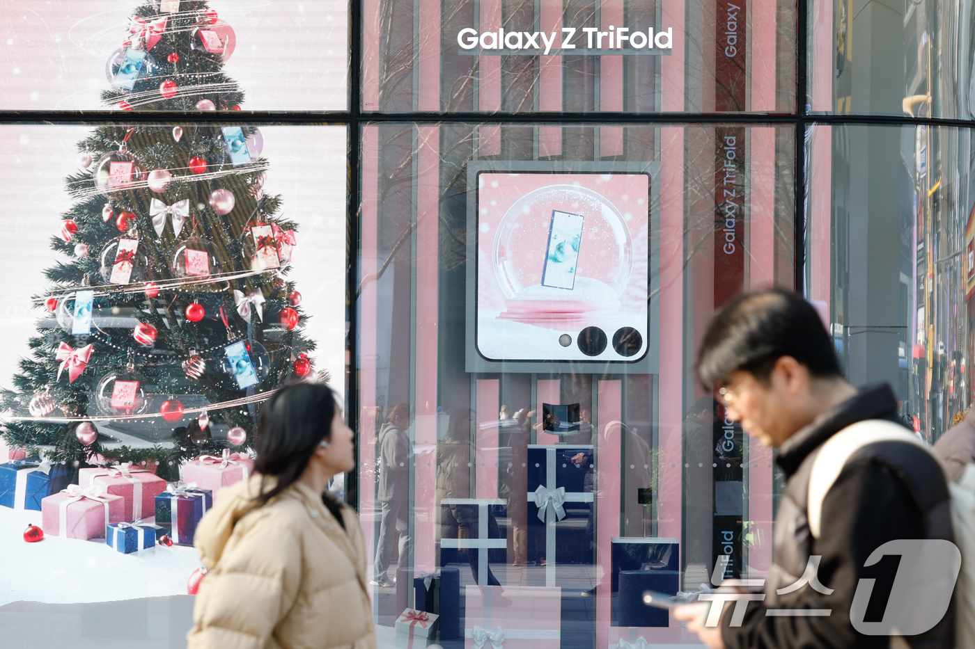 (서울=뉴스1) 안은나 기자 = 삼성전자의 두 번 접는 스마트폰 '갤럭시 Z 트라이폴드' 2차 판매가 시작된 17일 서울 서초구 삼성 강남에 갤럭시 Z 트라이폴드가 진열돼 있다. …
