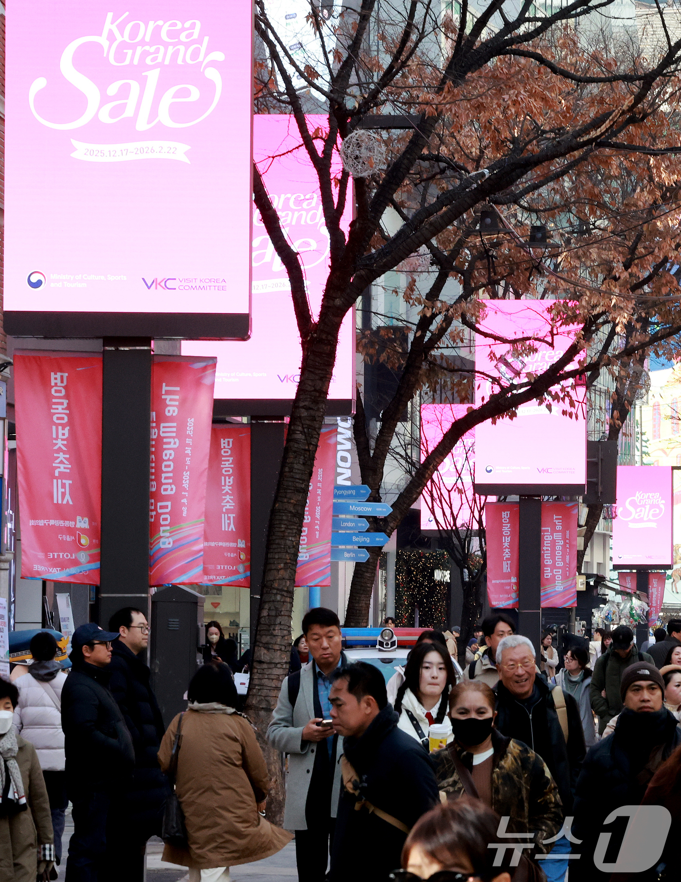 (서울=뉴스1) 이호윤 기자 = 2026 코리아그랜드세일이 시작된 17일 서울 중구 명동 거리가 관광객들로 북적이고 있다. 코리아그랜드세일은 항공·숙박·쇼핑·식음·체험·편의 서비스 …