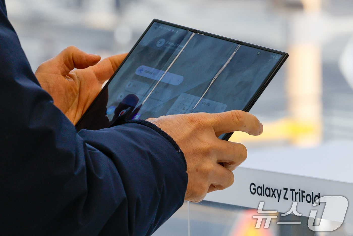 (서울=뉴스1) 안은나 기자 = 삼성전자의 두 번 접는 스마트폰 '갤럭시 Z 트라이폴드' 2차 판매가 시작된 17일 서울 서초구 삼성 강남을 찾은 고객이 갤럭시 Z 트라이폴드를 살 …