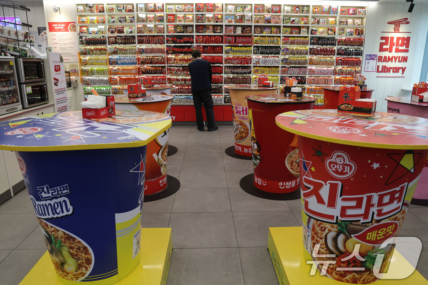(서울=뉴스1) 이광호 기자 = 17일 서울 마포구 CU홍대상상점 라면 라이브러리에서 한 직원이 라면 매대를 정리하고 있다.이날 관세청에 따르면 2025년 1월~11월 누적 라면 …