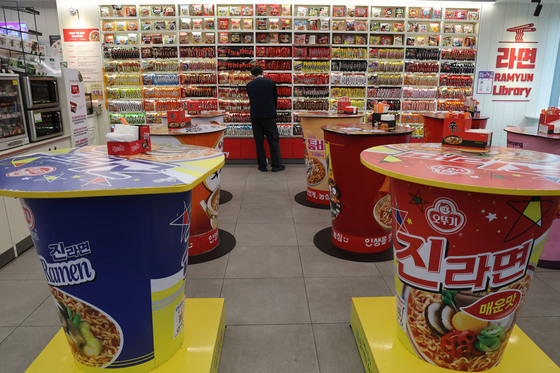 '한류' 품은 K-라면, 수출 2조 돌파