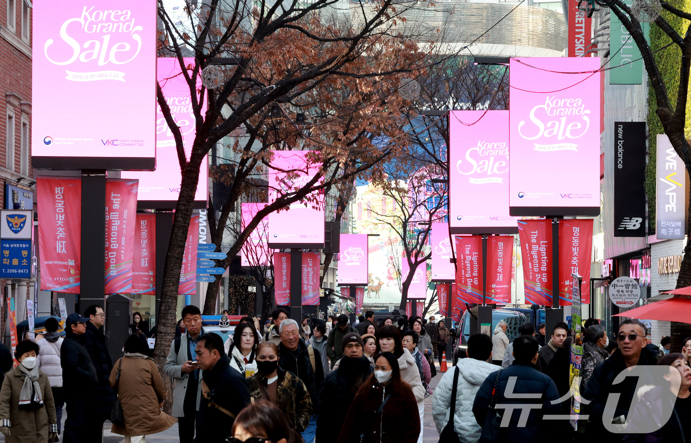 (서울=뉴스1) 이호윤 기자 = 2026 코리아그랜드세일이 시작된 17일 서울 중구 명동 거리가 관광객들로 북적이고 있다. 코리아그랜드세일은 항공·숙박·쇼핑·식음·체험·편의 서비스 …