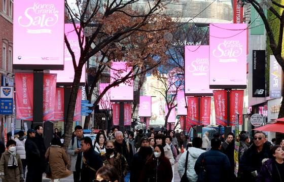 명동거리에 나오는 2026 코리아그랜드세일 광고
