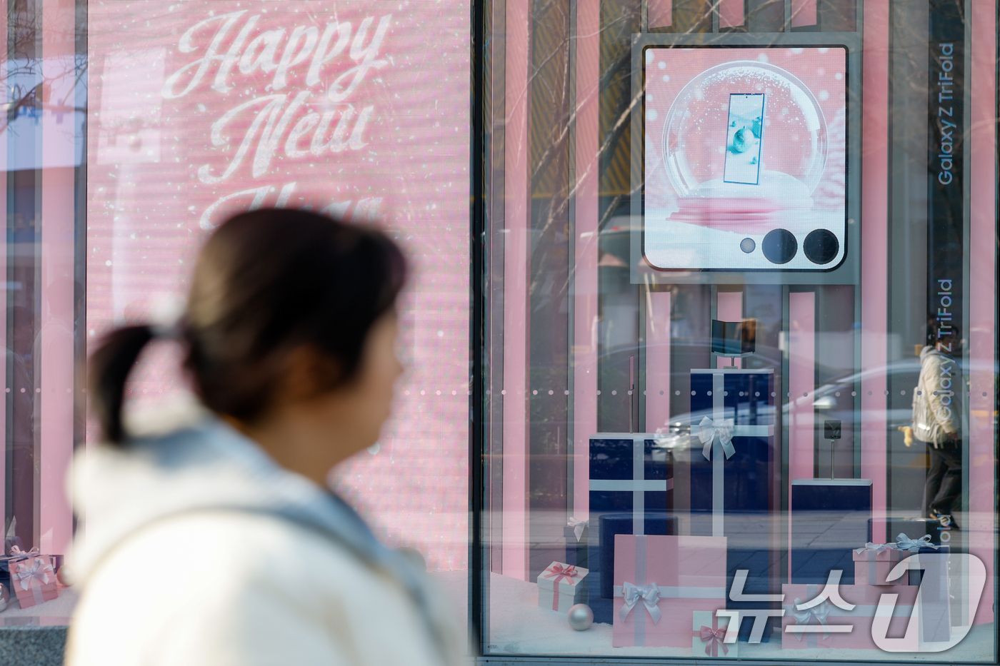 (서울=뉴스1) 안은나 기자 = 삼성전자의 두 번 접는 스마트폰 '갤럭시 Z 트라이폴드' 2차 판매가 시작된 17일 서울 서초구 삼성 강남에 갤럭시 Z 트라이폴드가 진열돼 있다. …