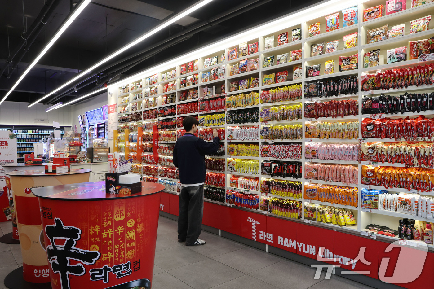 (서울=뉴스1) 이광호 기자 = 17일 서울 마포구 CU홍대상상점 라면 라이브러리에서 한 직원이 라면 매대를 정리하고 있다.이날 관세청에 따르면 2025년 1월~11월 누적 라면 …