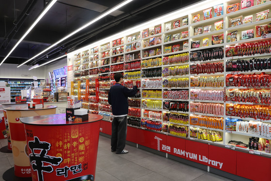 K-라면 수출 2조 돌파 '11년 연속 최고'