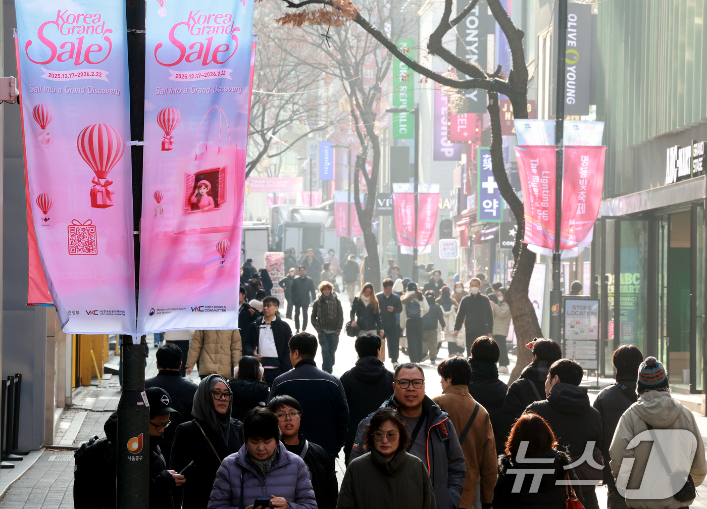 (서울=뉴스1) 이호윤 기자 = 2026 코리아그랜드세일이 시작된 17일 서울 중구 명동 거리가 관광객들로 북적이고 있다. 코리아그랜드세일은 항공·숙박·쇼핑·식음·체험·편의 서비스 …