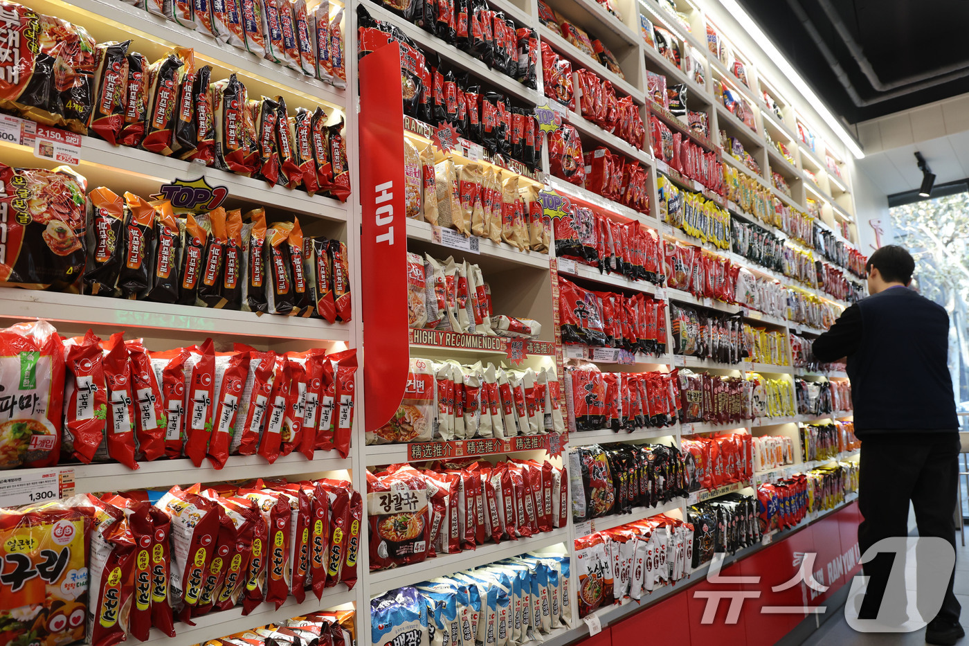 (서울=뉴스1) 이광호 기자 = 17일 서울 마포구 CU홍대상상점 라면 라이브러리에서 한 직원이 라면 매대를 정리하고 있다.이날 관세청에 따르면 2025년 1월~11월 누적 라면 …