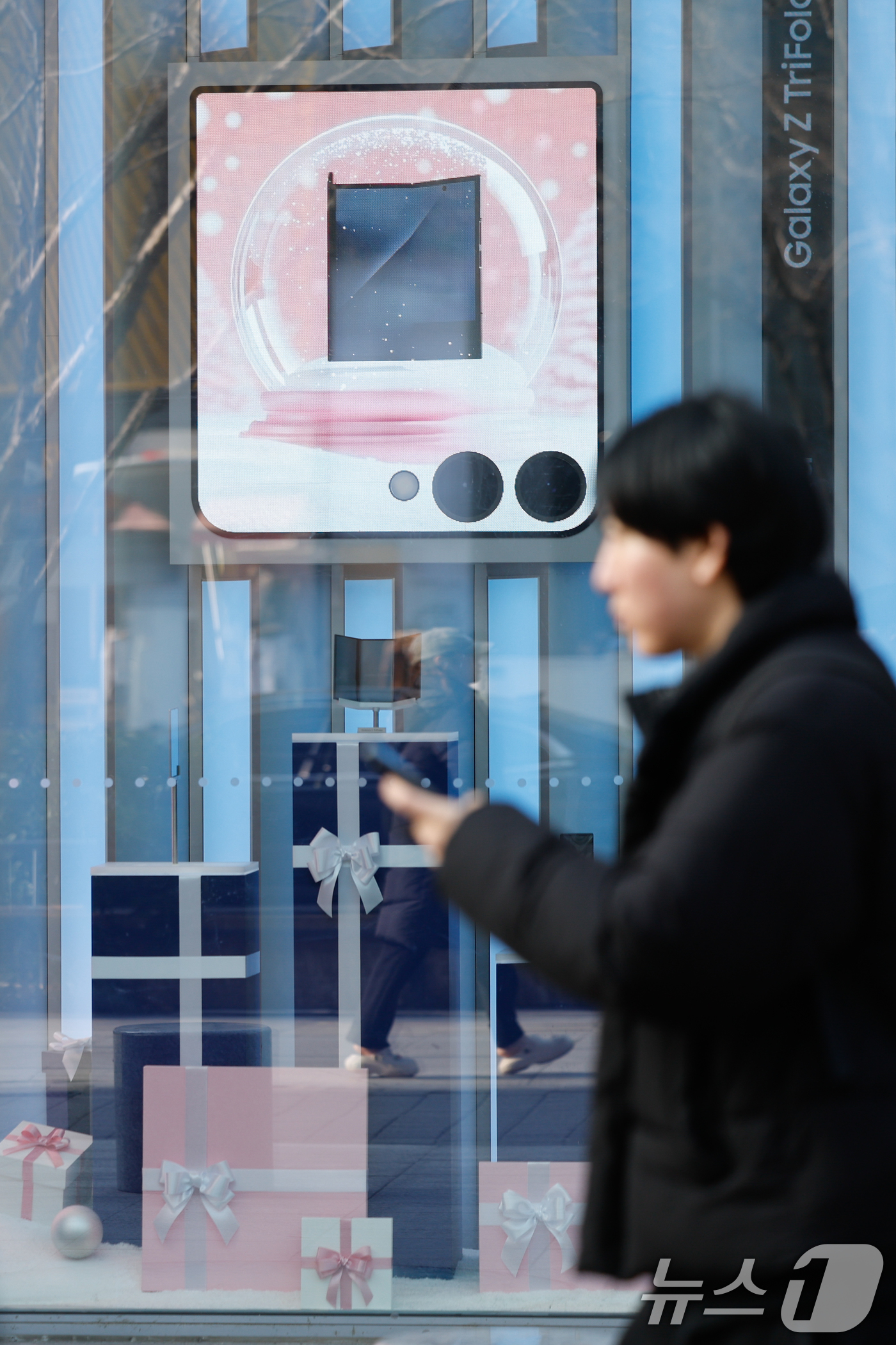 (서울=뉴스1) 안은나 기자 = 삼성전자의 두 번 접는 스마트폰 '갤럭시 Z 트라이폴드' 2차 판매가 시작된 17일 서울 서초구 삼성 강남에 갤럭시 Z 트라이폴드가 진열돼 있다. …