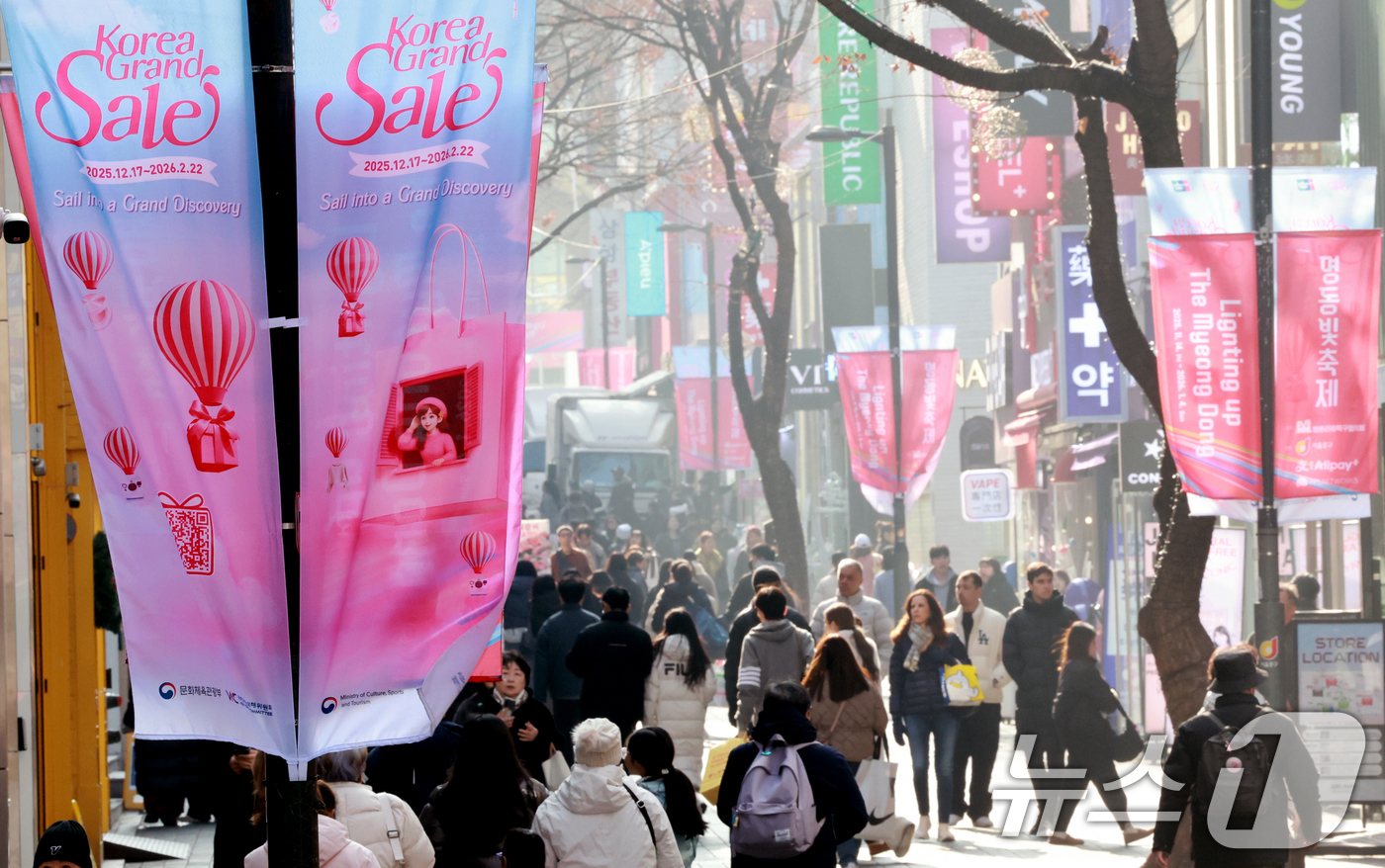 (서울=뉴스1) 이호윤 기자 = 2026 코리아그랜드세일이 시작된 17일 서울 중구 명동 거리가 관광객들로 북적이고 있다. 코리아그랜드세일은 항공·숙박·쇼핑·식음·체험·편의 서비스 …