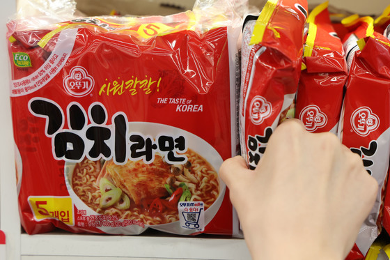 '한류' 품은 K-라면, 수출 2조 돌파