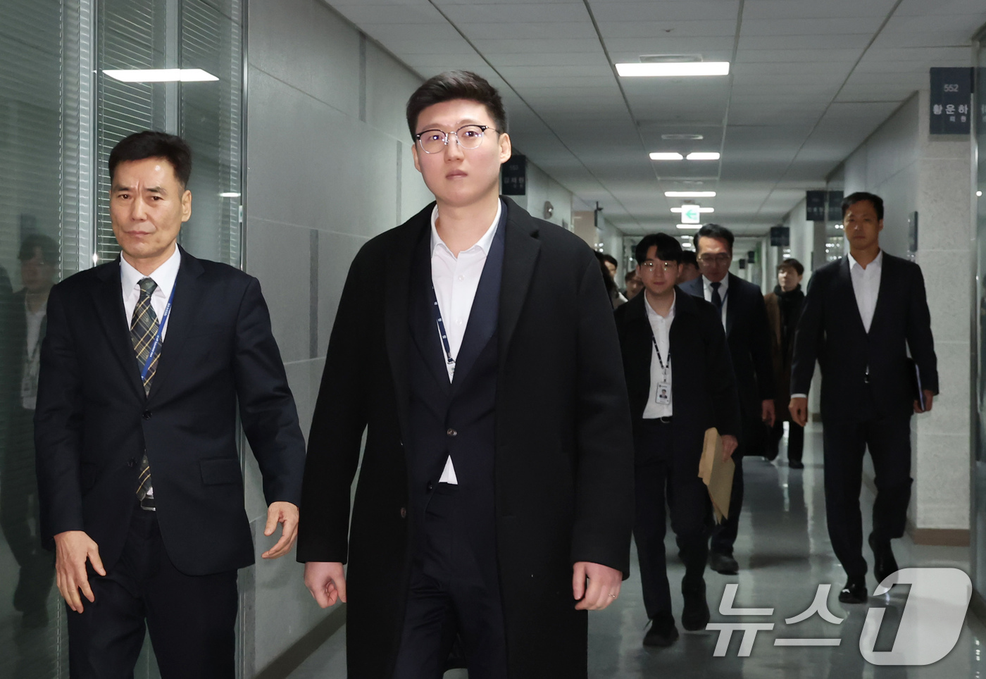 (서울=뉴스1) 장수영 기자 = '로저비비에 클러치백 수수 의혹'과 관련해 김기현 의원실과 자택에 대한 압수수색에 착수한 김건희 특검팀이 17일 서울 여의도 국회의원회관 김기현 의 …