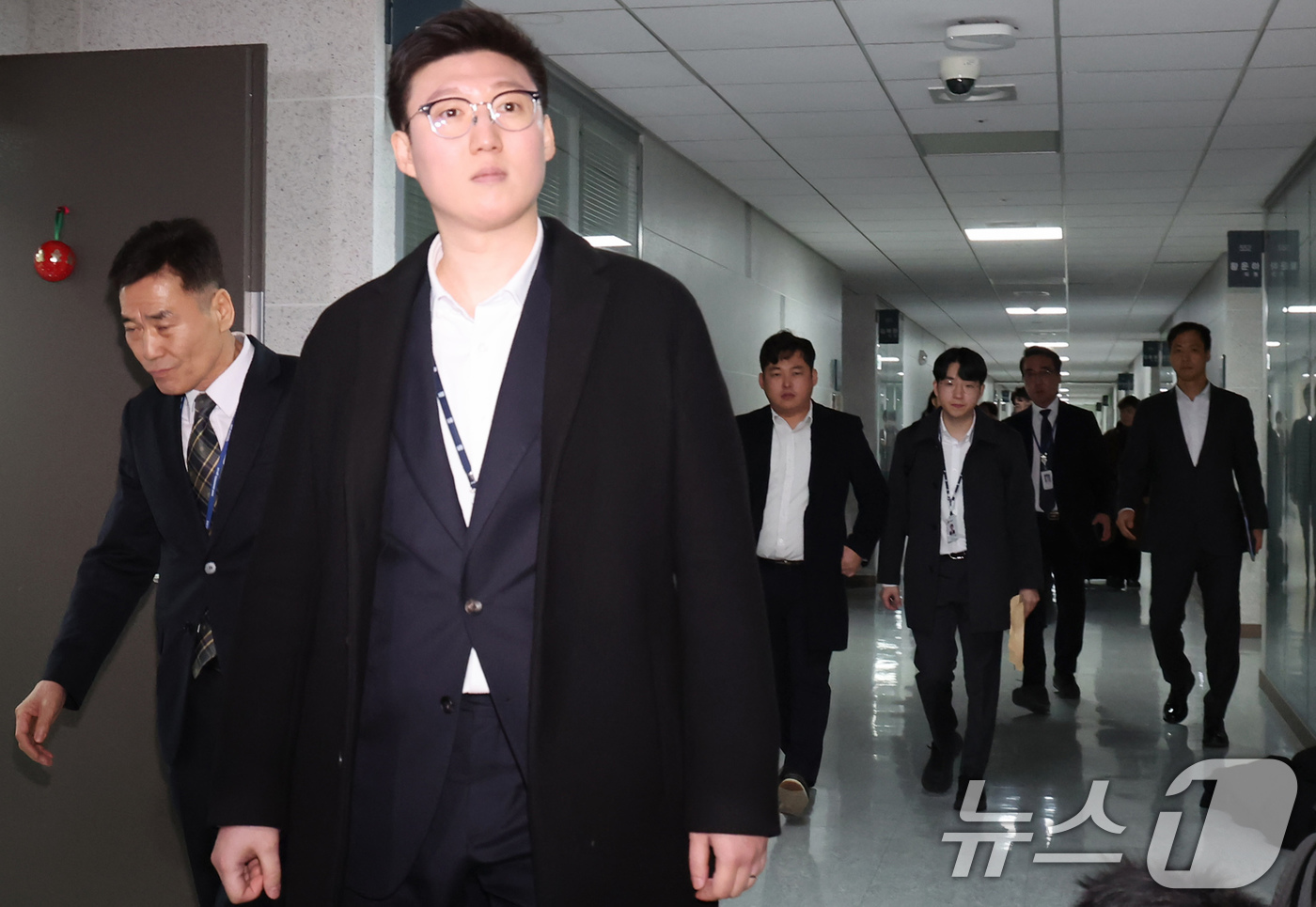 (서울=뉴스1) 장수영 기자 = '로저비비에 클러치백 수수 의혹'과 관련해 김기현 의원실과 자택에 대한 압수수색에 착수한 김건희 특검팀이 17일 서울 여의도 국회의원회관 김기현 의 …