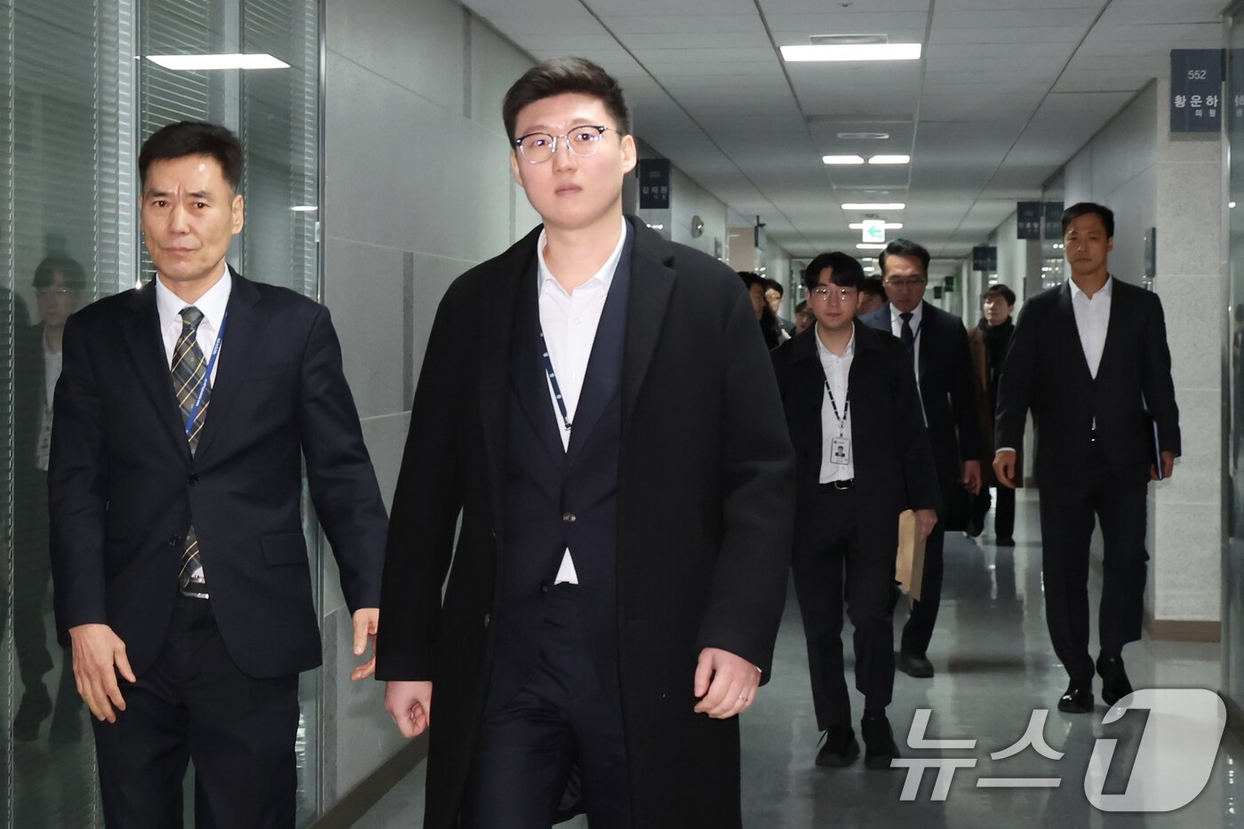 본문 이미지 - '로저비비에 클러치백 수수 의혹'과 관련해 김기현 의원실과 자택에 대한 압수수색에 착수한 김건희 특검팀이 17일 서울 여의도 국회의원회관 김기현 의원실로 들어가고 있다. 2025.12.17/뉴스1 ⓒ News1 장수영 기자