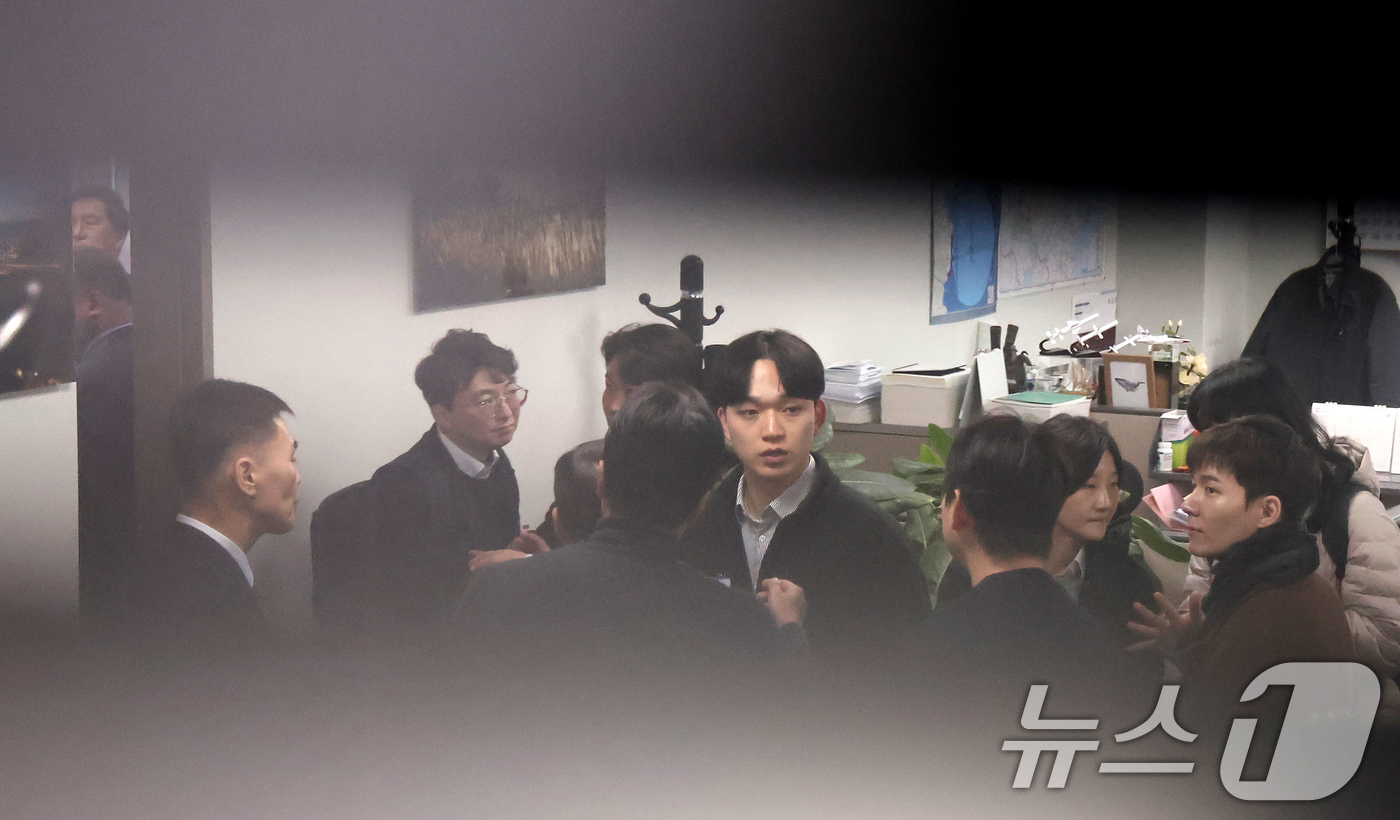 (서울=뉴스1) 장수영 기자 = '로저비비에 클러치백 수수 의혹'과 관련해 김기현 의원실과 자택에 대한 압수수색에 착수한 김건희 특검팀이 17일 서울 여의도 국회의원회관 김기현 의 …