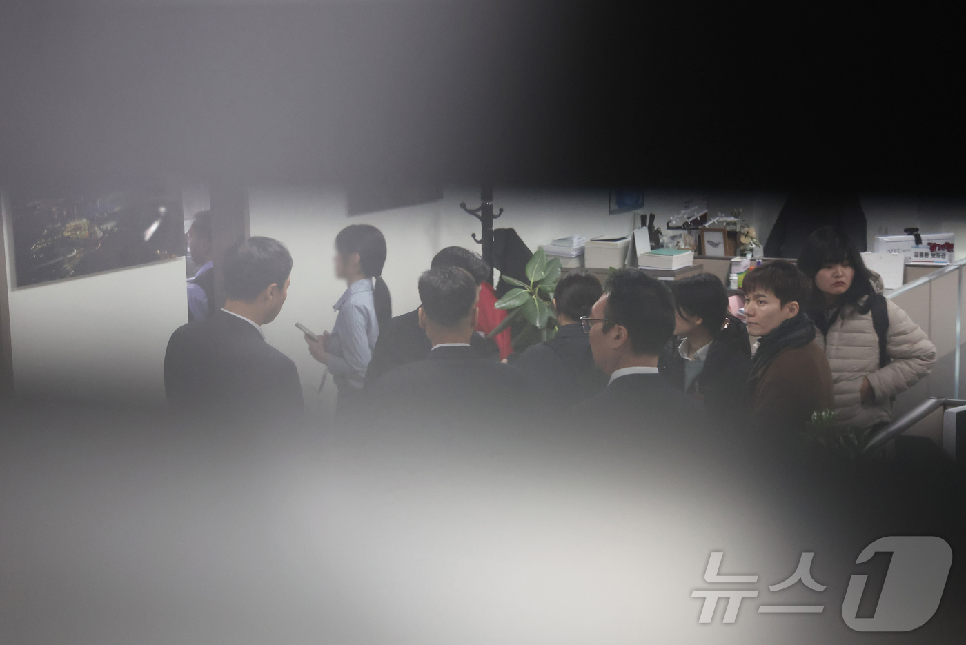 (서울=뉴스1) 장수영 기자 = '로저비비에 클러치백 수수 의혹'과 관련해 김기현 의원실과 자택에 대한 압수수색에 착수한 김건희 특검팀이 17일 서울 여의도 국회의원회관 김기현 의 …