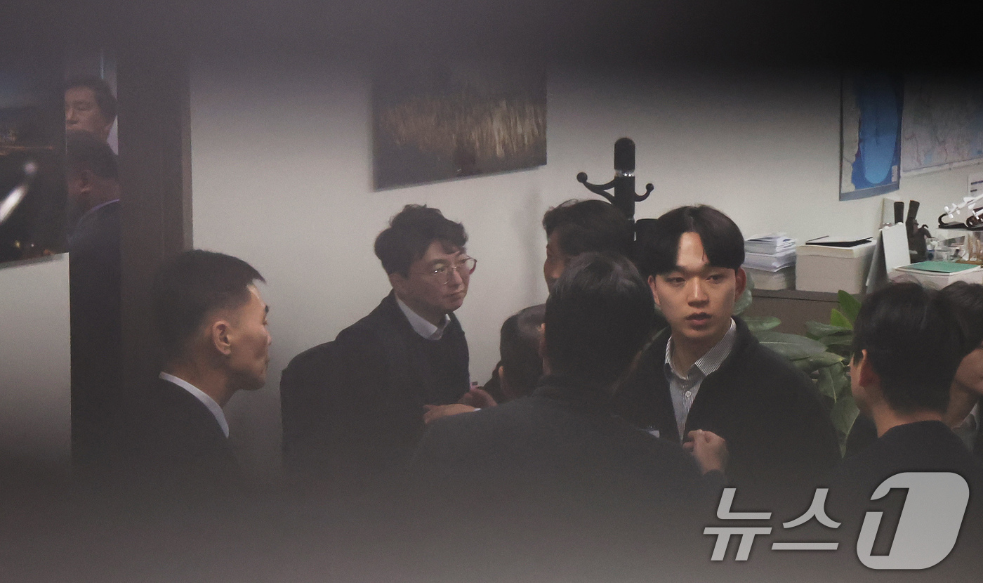 (서울=뉴스1) 장수영 기자 = '로저비비에 클러치백 수수 의혹'과 관련해 김기현 의원실과 자택에 대한 압수수색에 착수한 김건희 특검팀이 17일 서울 여의도 국회의원회관 김기현 의 …