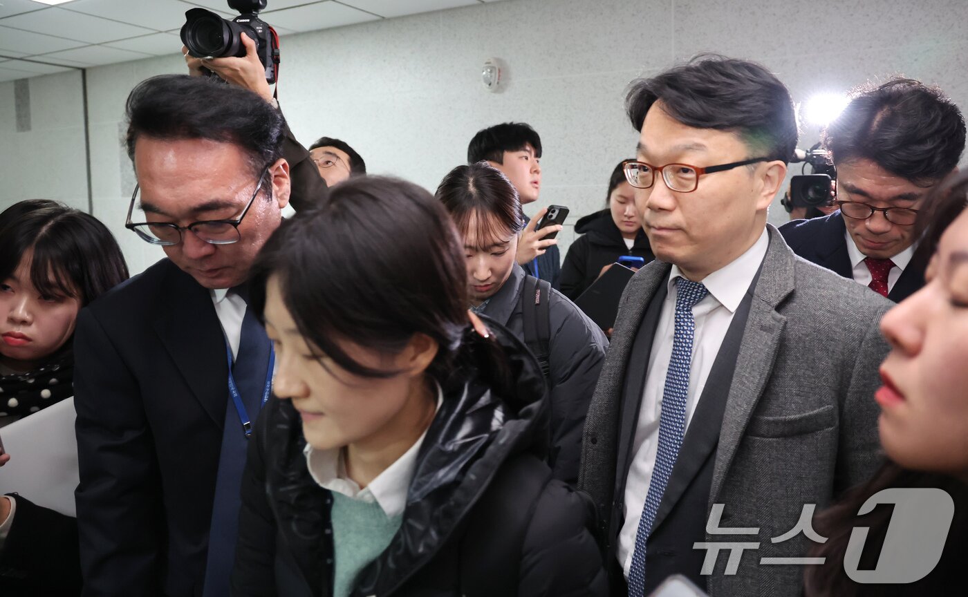 본문 이미지 - '로저비비에 클러치백 수수 의혹'과 관련해 김기현 의원실과 자택에 대한 압수수색에 착수한 김건희 특검팀이 17일 서울 여의도 국회의원회관 김기현 의원실로 들어가고 있다. 2025.12.17/뉴스1 ⓒ News1 장수영 기자