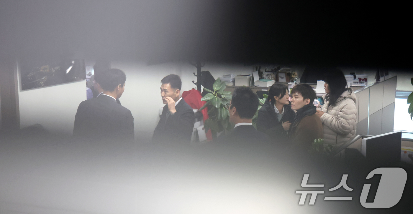 (서울=뉴스1) 장수영 기자 = '로저비비에 클러치백 수수 의혹'과 관련해 김기현 의원실과 자택에 대한 압수수색에 착수한 김건희 특검팀이 17일 서울 여의도 국회의원회관 김기현 의 …