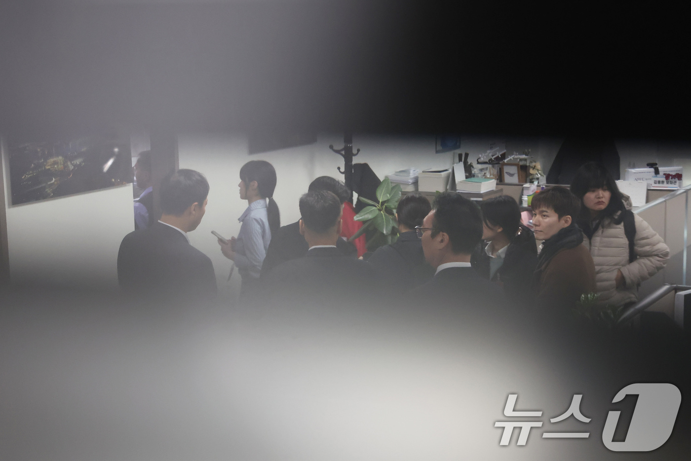 (서울=뉴스1) 장수영 기자 = '로저비비에 클러치백 수수 의혹'과 관련해 김기현 의원실과 자택에 대한 압수수색에 착수한 김건희 특검팀이 17일 서울 여의도 국회의원회관 김기현 의 …