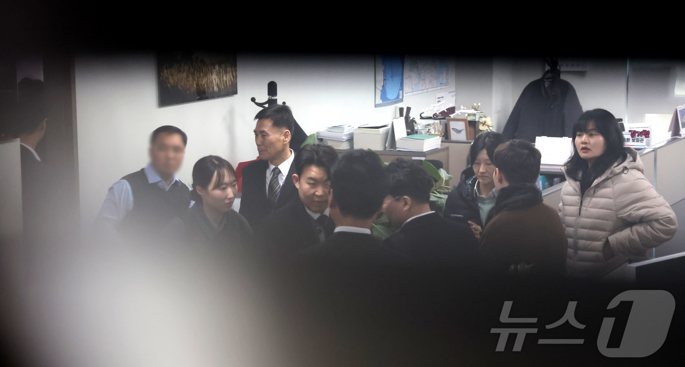 (서울=뉴스1) 장수영 기자 = '로저비비에 클러치백 수수 의혹'과 관련해 김기현 의원실과 자택에 대한 압수수색에 착수한 김건희 특검팀이 17일 서울 여의도 국회의원회관 김기현 의 …