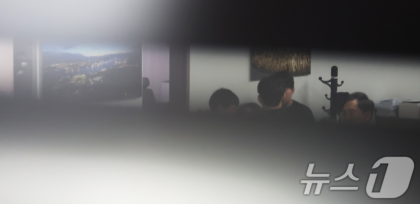 (서울=뉴스1) 장수영 기자 = 김건희특검이 '로저비비에 클러치백 수수 의혹'과 관련해 김기현 의원실과 자택에 대한 압수수색에 착수한 17일 서울 여의도 국회의원회관 김기현 의원에 …